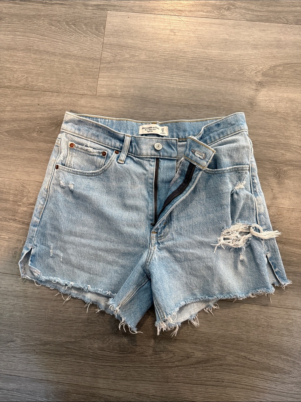 Light Wash Distressed Denim Shorts - Abercrombie & Fitch 4” Mom Short High Rise